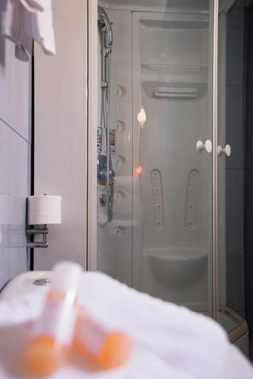 Alfa Hotel Пірей Номер фото